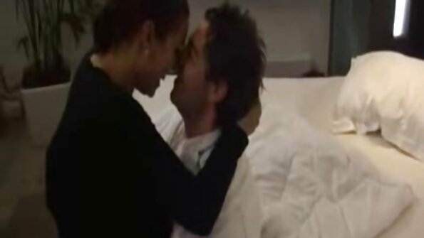 ບີມໂບທີ່ມີກົ້ນຮອບ sexy ກໍາລັງຖືກ fucked ໃນຫ້ອງຊັກລີດ