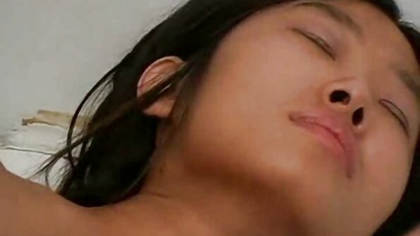 ຜິວເນື້ອສີຂາວວາງຫີຂອງນາງໃສ່ cock ແລະນາງກະໂດດໃສ່ມັນ