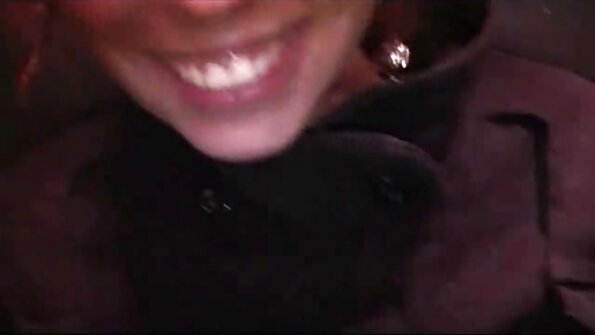 ຜິວເນື້ອສີຂາທີ່ມີຖົງຕີນທີ່ສວຍງາມກໍາລັງໄດ້ຮັບ cock ຂະຫນາດໃຫຍ່ຢູ່ໃນຂອງນາງ