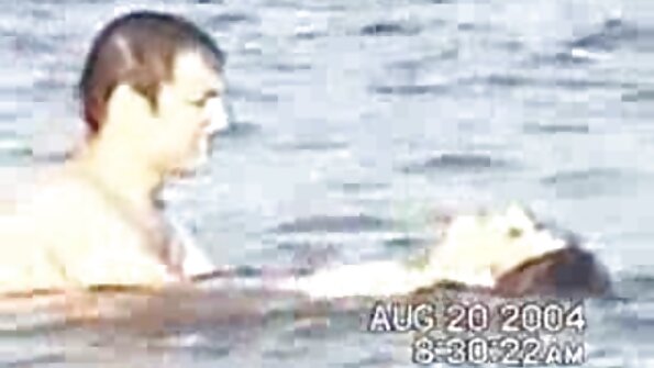 ຜິວເນື້ອສີຂາທີ່ມັກຫຼິ້ນກັບ cock ແມ່ນໄດ້ຮັບຫນຶ່ງພາຍໃນຂອງນາງ