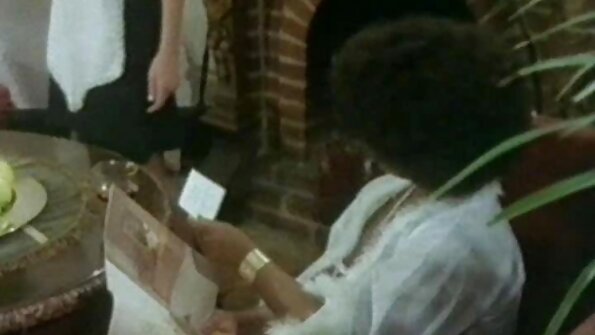 ຜູ້ຍິງນົມໃຫຍ່ ແລະນົມນ້ອຍເຮັດສີ່ຫຼ່ຽມກັບຜູ້ຊາຍສອງຄົນ