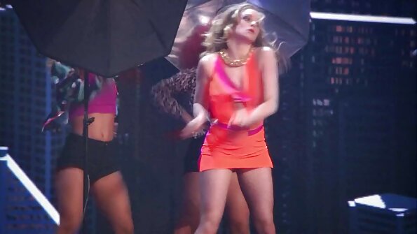 chick ແມ່ນຢູ່ໃນ heels ສູງຂອງນາງ, parading tits ຫນ້າຫວາດສຽວຂອງນາງແລະ pussy ໃກ້ຊິດ