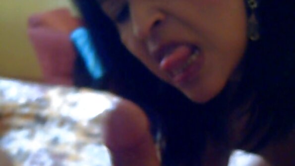 ສາວ solo horny ແມ່ນ sticking ນິ້ວມືຂອງນາງຢູ່ໃນ pussy ຊຸ່ມຂອງນາງເພື່ອໃຫ້ໄດ້ຮັບ off