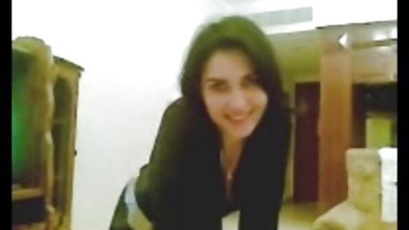 ນັກສມັກເລ່ນທີ່ມີຜິວເນື້ອສີຂາວກໍາລັງເຄື່ອນກົ້ນຂອງນາງໃນວິທີການ sexy ແລະຮ້ອນ