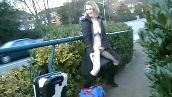 ໄກ່ເຊັກຊີທີ່ມີກົ້ນໃຫຍ່ກໍາລັງເອົາຫີຂອງນາງທຸບຍາກ