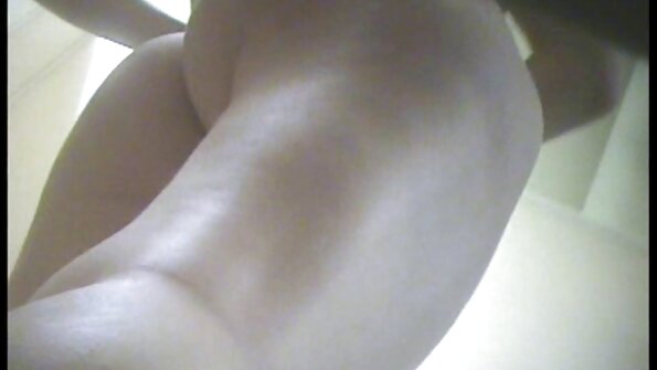 ຜິວເນື້ອສີຂາວໃນຖົງຕີນສີບົວຂອງນາງກຳລັງເຮັດໃຫ້ໜ້າຕາດີ