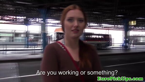 ເດັກຍິງສີດໍາແລະສີຂາວມີເພດສໍາພັນແມ່ຍິງເພດສໍາພັນໃນ couch ຫນັງ