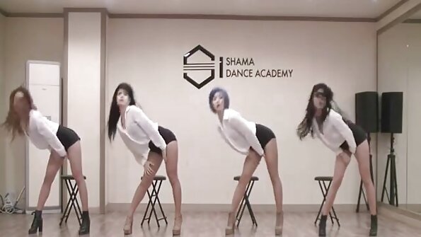 ເດັກນ້ອຍທີ່ມີ pussy sexy ໄດ້ຮັບການ kisses ແລະ pussy ຂອງນາງແມ່ນ licekd