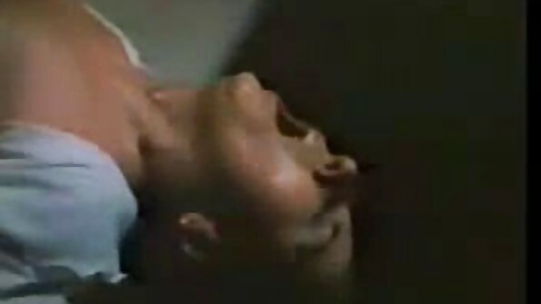 A cock ສີດໍາຂະຫນາດໃຫຍ່ pushed ເຂົ້າໄປໃນ brunette ຮ້ອນກ່ຽວກັບການນອນໃນມື້ນີ້