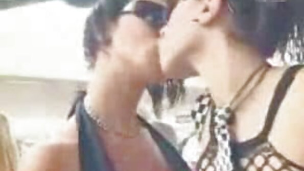 bimbo ທີ່ມີ tits ຂະຫນາດນ້ອຍແມ່ນເຈາະຢູ່ທາງຫນ້າຂອງກະຈົກ