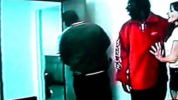 ຜິວເນື້ອສີຂາວທີ່ຮັກ exposing cunt ຂອງນາງແມ່ນເລຍ cock ແລະກົ້ນເຊັ່ນດຽວກັນ