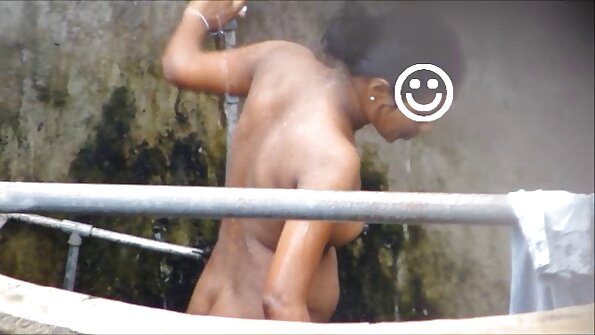 brunette A ໄດ້ຮັບ tits ຂອງນາງແລະກົ້ນຊຸ່ມຂອງນາງ fucked ຢູ່ທາງຫນ້າຂອງກ້ອງຖ່າຍຮູບ