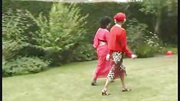 ໄກ່ທີ່ມີຫົວນົມໃຫຍ່ຖືກ fucked ຍາກຢູ່ເທິງຕຽງຢູ່ທີ່ນີ້