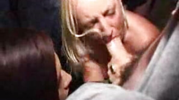 ໄວລຸ້ນຫນ້າຮັກທີ່ມີກົ້ນຂະຫນາດໃຫຍ່ແລະເຕົ້ານົມຂະຫນາດໃຫຍ່ໄດ້ຮັບການເຈາະ