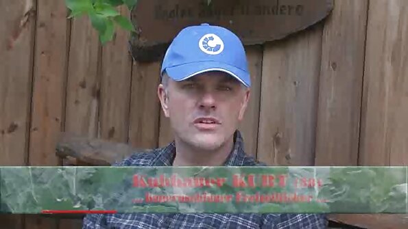 ຂີ້ໝ້ຽງຄົນໜຶ່ງກຳລັງຕິດສົ້ນຂອງລາວຢູ່ໃນຮູບໜັງໜັງທີ່ມີກົ້ນໃຫຍ່