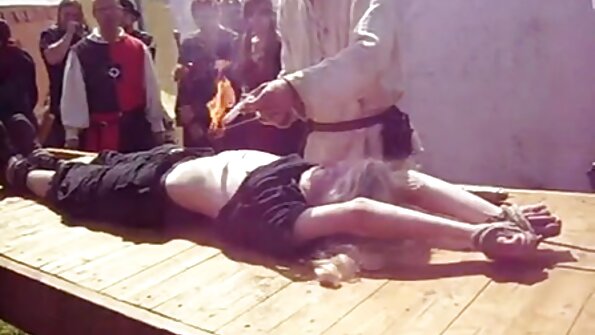 ຜູ້ຍິງທີ່ພໍດີກຳລັງສັ່ນກົ້ນຢູ່ໃນບ່ອນນັ່ງຫຼັງລົດ