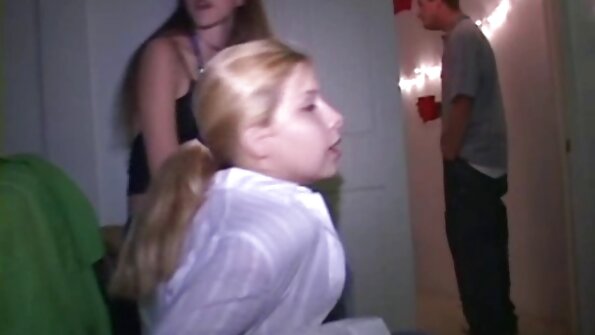 ນັກສມັກເລ່ນຮ້ອນທີ່ມີຊຸດງາມຂອງ tits ແມ່ນໄດ້ຮັບການ fucked ແລະ fingered