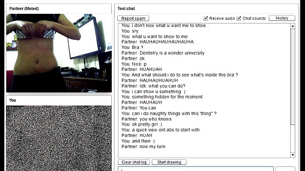 ຄີກົ້ນເພດທີ່ດູດ cock ແມ່ນຢູ່ຫົວເຂົ່າຂອງນາງໃນຂະນະທີ່ນາງກໍາລັງເຮັດແນວນັ້ນ