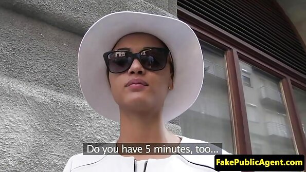 ໄກ່ຊາວເອເຊຍກຳລັງດູດ dildo ໂຕໜຶ່ງໃນຂະນະທີ່ຂີ່ອີກໂຕໜຶ່ງ