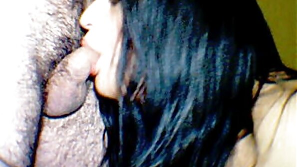 ໄວລຸ້ນແລະເດັກນ້ອຍໄດ້ຮັບການເຈາະເຂົ້າໄປໃນຫ້ອງຮຽນໂດຍຄູອາຈານ