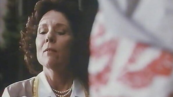 ຜິວເນື້ອສີຂາໃຫຍ່ຖືກຕີໂດຍຜູ້ຊາຍກ້າມ