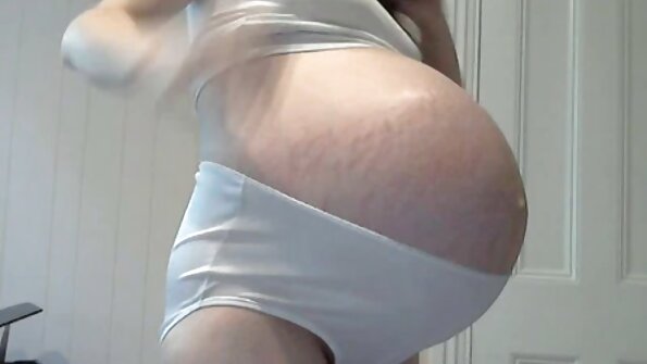 ຫນ້າຮັກຜິວເນື້ອສີຂາວພ້ອມທີ່ຈະແບ່ງປັນ cock ໃຫຍ່ໃນ scene ຮ້ອນນີ້