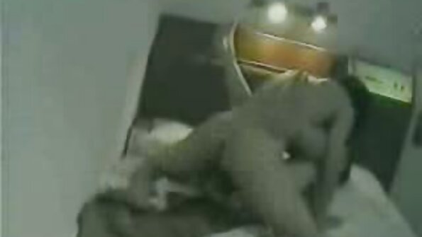 ເດັກຍິງວິທະຍາໄລ Brunette ແລະຜິວເນື້ອສີຂາວໄປຢ້ຽມຢາມຜູ້ອໍານວຍການແທນທີ່ຈະຮຽນ