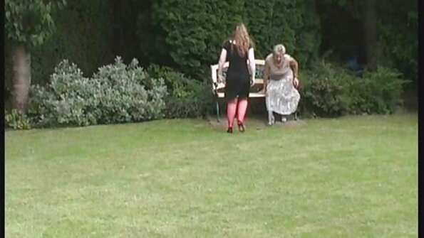 ຜູ້ຊາຍທີ່ຫຍຸ້ງຢູ່ສຸດທ້າຍໃຫ້ຄວາມສົນໃຈກັບແຟນສາວທີ່ໜ້າຮັກ ແລະຈູບນາງ