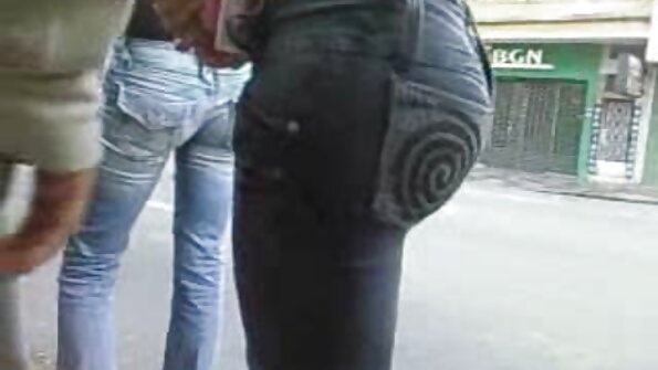 ລູກໄກ່ທີ່ມີເສັ້ນສີເທົາທີ່ເຫັນໄດ້ຊັດເຈນສະແດງໃຫ້ເຫັນພວກເຮົາວ່ານາງກືນກິນແນວໃດ