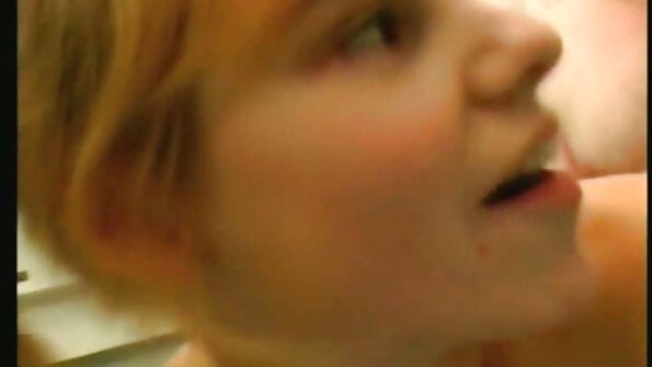 A bimbo ກົ້ນໃຫຍ່ຢູ່ໃນປ່າບ່ອນທີ່ pussy ຂອງນາງໄດ້ຖືກ ravaged ເລິກ