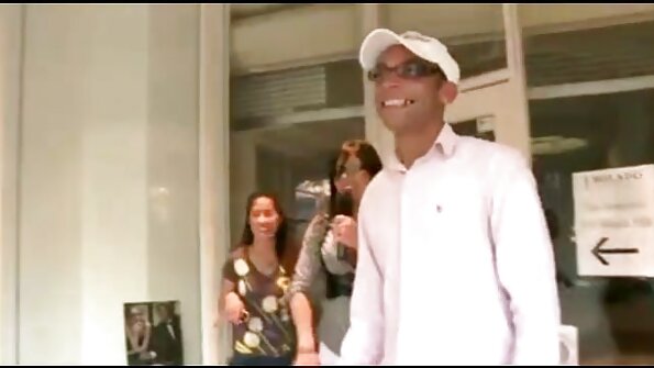 A bimbo brunette ເປີດຂຶ້ນ pussy ຂອງນາງແລະນາງສະແດງໃຫ້ເຫັນ off solo