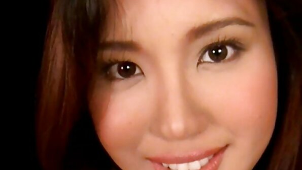 ຜິວເນື້ອສີຂາວທີ່ມັກຮ່ວມເພດກໍາລັງເອົາ pussy ຊຸ່ມຂອງນາງ licked