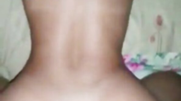 ຜິວເນື້ອສີຂາມີກົ້ນທີ່ໜ້າຮັກກຳລັງຖືກເຈາະຢູ່ເທິງຕຽງ