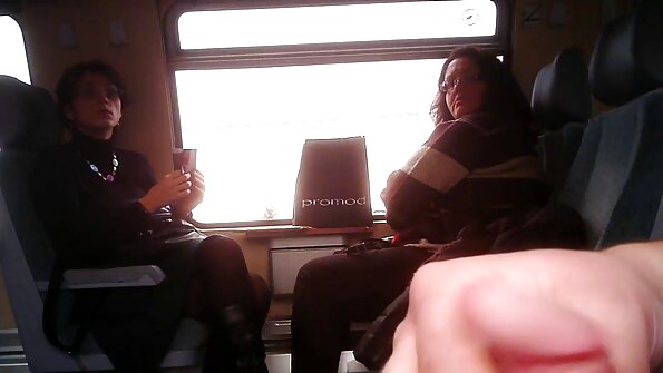 ລູກໄກ່ທີ່ມີກົ້ນມີນ້ຳມີນ້ຳກຳລັງຖືກຕີ