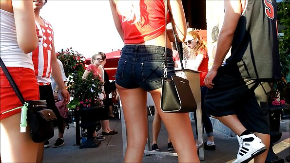 ຄູ່ນ່ຶຂອງເດັກຍິງຢູ່ກັບ dude ກ້າມ, ດູດ dicks ຂອງເຂົາເຈົ້າ