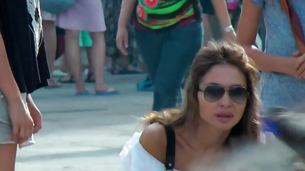 ເດັກ​ນ້ອຍ​ທຳ​ມະ​ຊາດ​ທີ່​ຮ້ອນ​ອົບ​ເອົ້າ​ເຮັດ​ໂຍຄະ​ທັງ​ໝົດ​ທີ່​ນາງ​ບໍ່​ໃສ່​ຫົວ