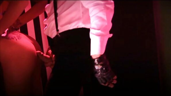 ແມ່ກໍາລັງສອນລູກສາວຂອງນາງວິທີການດູດ pecker ໃຫຍ່ຢູ່ໃນສາມສາມ