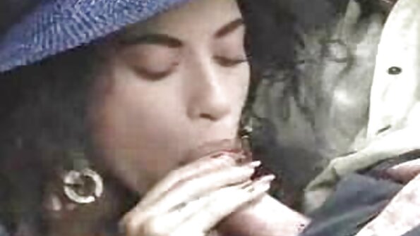 ເຈົ້າຍິງອາຊີໜ້າຫວານກຳລັງເປີດຫີຂອງນາງຢູ່ເທິງໂຊຟາ