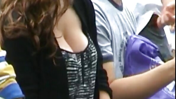 Brave blonde ມີ cunny ແຫນ້ນຂອງນາງ stretched ທົ່ວ couch