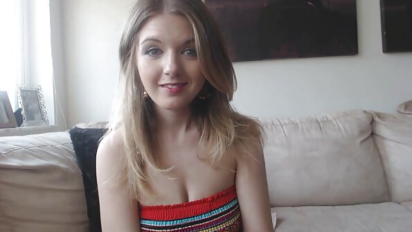 ເດັກນ້ອຍທີ່ມີ tits ທໍາມະຊາດແມ່ນ licking cock ແລະນາງໄດ້ຖືກ fucked ໃນກົ້ນຂອງ