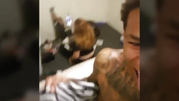 bitch ທີ່ຢູ່ໃນຖົງຕີນສີຂາວຂອງນາງແມ່ນນັ່ງຢູ່ໃນ dick ໄດ້