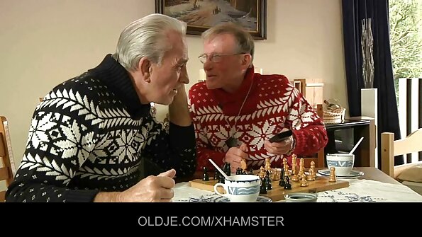 bitch ທີ່ມີເສັ້ນໂຄ້ງຮ້ອນແລະ tattoos ເຮັດໃຫ້ປະລາດບາງແມ່ນເຈາະ