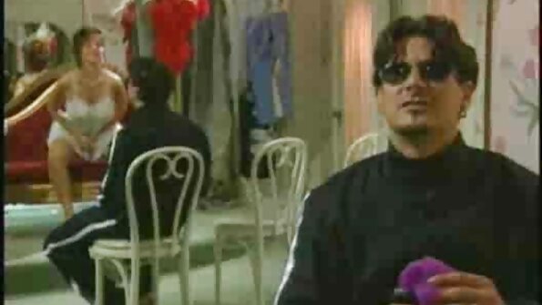 ຄົນຜິວດຳຄົນໜຶ່ງກຳລັງຕີໄກ່ຂອງລາວໃສ່ ຮ່າຮ່າ ມື້ນີ້