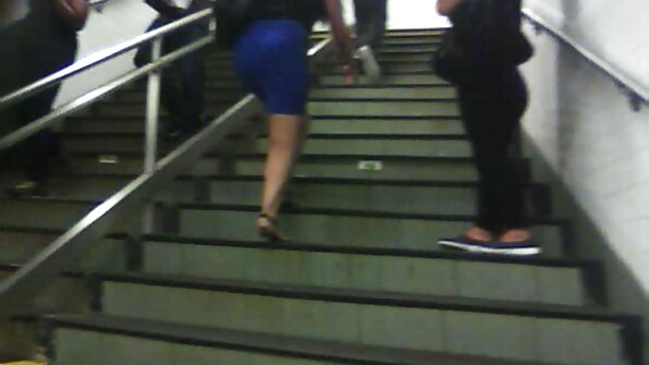 ຜິວເນື້ອສີຂາວຍ້າຍໃບຫນ້າຂອງນາງໄປຫາ cunt brunettes ເພື່ອໃຫ້ນາງສາມາດເລຍມັນ