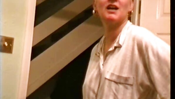 ສາວຜິວເນື້ອສີຂາວຢູ່ກັບສາວສີດໍາຮ້ອນ, ດໍາເນີນການຮັກເພດຍິງ