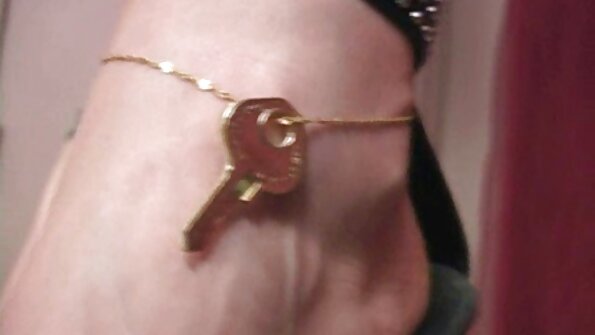 ຜິວເນື້ອສີຂາວທີ່ມີຢູ່ໃນສວນແລະນາງໄດ້ຮັບ dick ໃນປາກຂອງນາງ