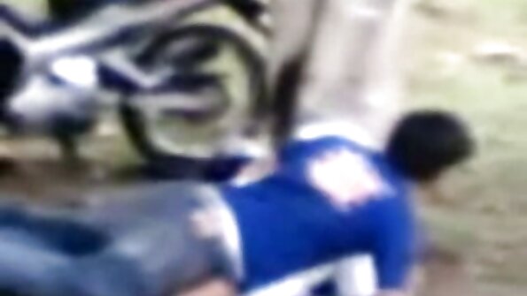 ຜິວເນື້ອສີຂາວທີ່ມີເຕົ້ານົມທໍາມະຊາດກໍາລັງເປີດປາກຂອງນາງເພື່ອດູດ dick