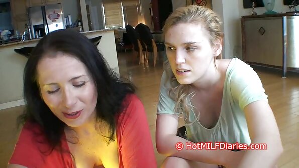 ຜິວເນື້ອສີຂາວທີ່ມີຕາສີຟ້າກຳລັງໄດ້ຮັບຮູບແບບ doggy fucked ຈາກທາງຫລັງຢູ່ທີ່ນີ້