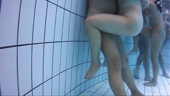 ຜິວເນື້ອສີຂາມີຫົວນົມນ້ອຍກຳລັງຂີ່ຄົນໃຫຍ່ຢູ່ເທິງໂຊຟາ