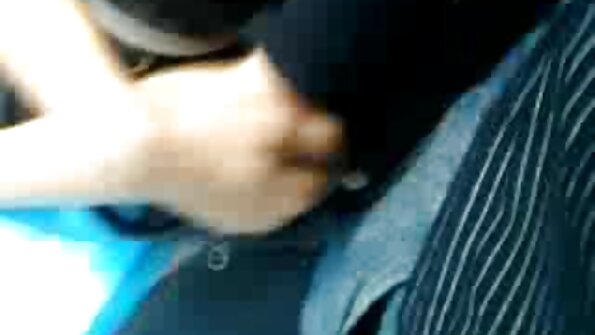 ຜິວເນື້ອສີຂາ ແລະຫົວນົມທີ່ຈືດໆກຳລັງຖືກເຈາະເຂົ້າໄປ